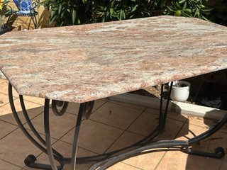 Mesa de mármol y forja