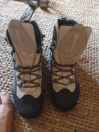Botas de montaña Quechua beige y negras
