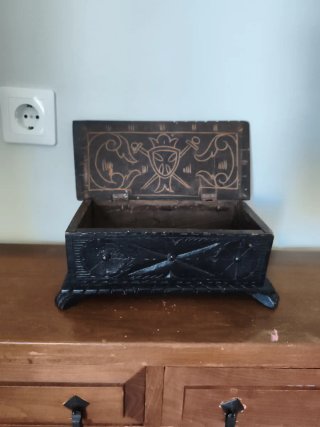 Cajón antiguo de madera y caja de madera de regalo