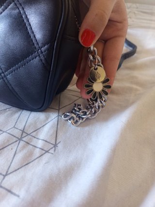 Bolso negro de Stradivarius acolchado con cadena