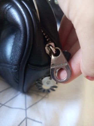 Bolso negro de Stradivarius acolchado con cadena