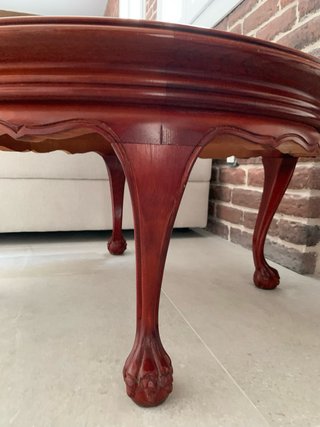 Mesa redonda de mármol y madera