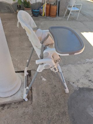 Silla de comer para bebé marca Bueno