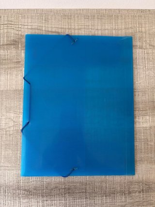 Carpeta azul con goma elástica