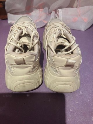 Zapatillas Beige y Blancas