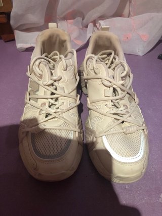 Zapatillas Beige y Blancas