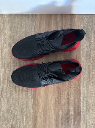 Zapatillas Fila T45 Negras y Rojas