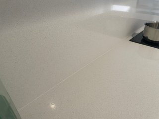 Cocina con encimera, fregadero y grupo filtrante