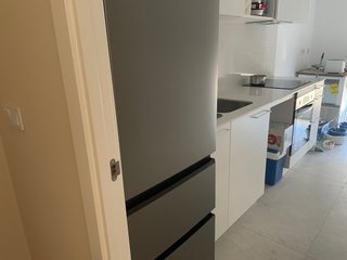 Cocina con encimera, fregadero y grupo filtrante