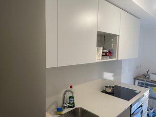 Cocina con encimera, fregadero y grupo filtrante