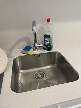 Cocina con encimera, fregadero y grupo filtrante
