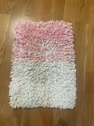 Alfombra infantil rosa y blanca