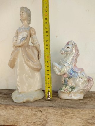 Figuras de porcelana mujer y caballo
