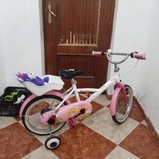Bicicleta infantil rosa y blanca