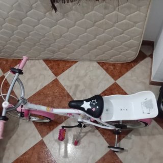Bicicleta infantil rosa y blanca