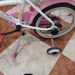 Bicicleta infantil rosa y blanca