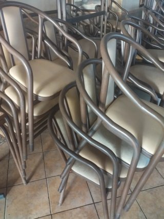 Sillas de salón beige y marrón (20€ la unidad)