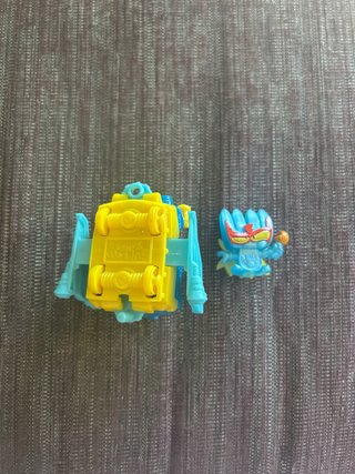 Superthing con coche azul