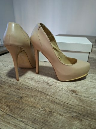Zapatos de salón beige y dorado con plataforma