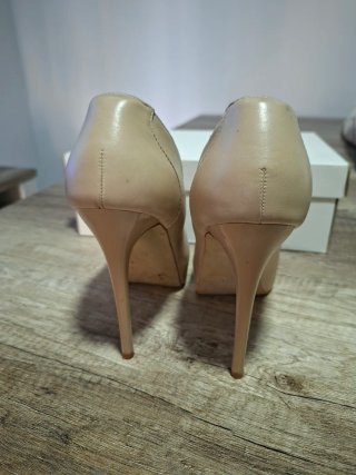 Zapatos de salón beige y dorado con plataforma