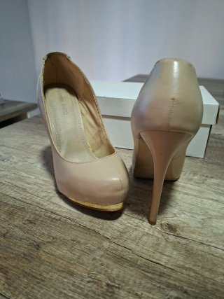 Zapatos de salón beige y dorado con plataforma