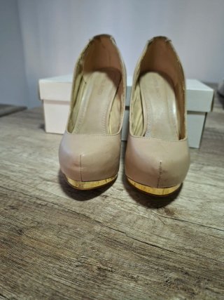 Zapatos de salón beige y dorado con plataforma