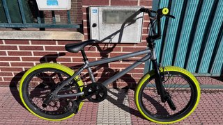 BMX 20” gris/amarilla + casco BMX de regalo