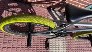 BMX 20” gris/amarilla + casco BMX de regalo