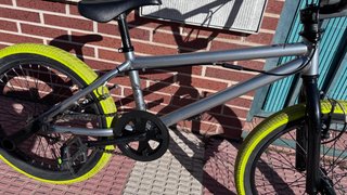 BMX 20” gris/amarilla + casco BMX de regalo