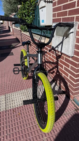 BMX 20” gris/amarilla + casco BMX de regalo