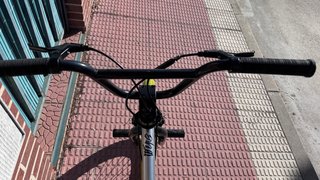 BMX 20” gris/amarilla + casco BMX de regalo