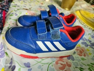 Tenis Adidas niño azul. Los regalo