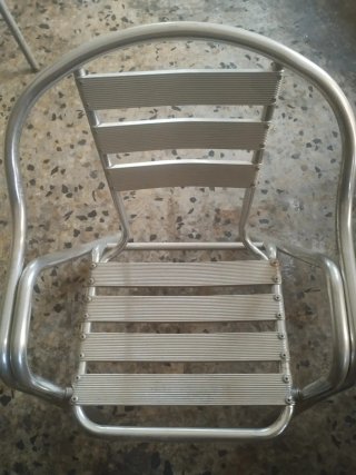 Sillas de aluminio plateadas (4€ la unidad)