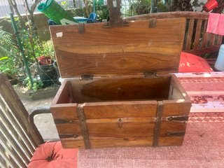Baúl de madera y metal