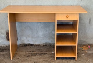 Escritorio de madera con cajón y estantes
