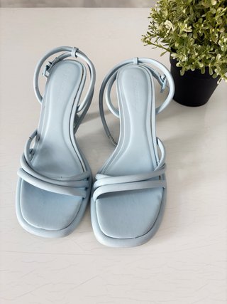 Sandalias tacón celeste Stradivarius