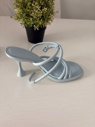 Sandalias tacón celeste Stradivarius