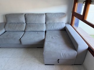 Sofá modular gris con almacenaje