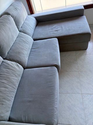 Sofá modular gris con almacenaje