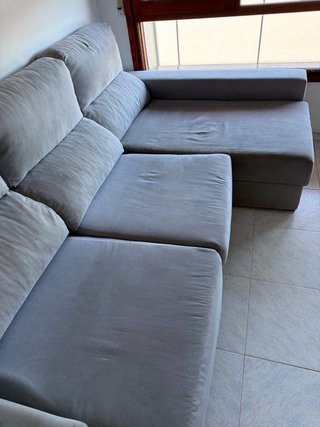 Sofá modular gris con almacenaje
