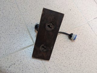 Perchero de madera con cerámica y metal