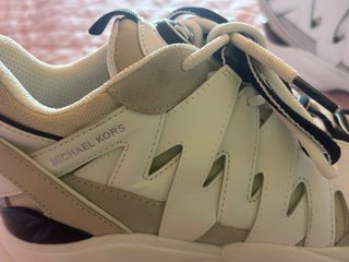 Zapatillas Michael Kors Beige y Blancas