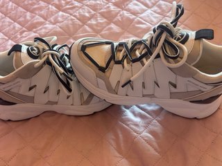 Zapatillas Michael Kors Beige y Blancas