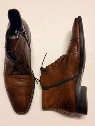 Botines de cuero marrones con cordones