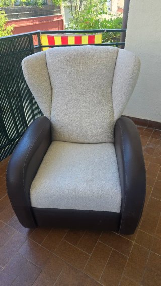 Sillón ovejero reclinable beige y marrón.