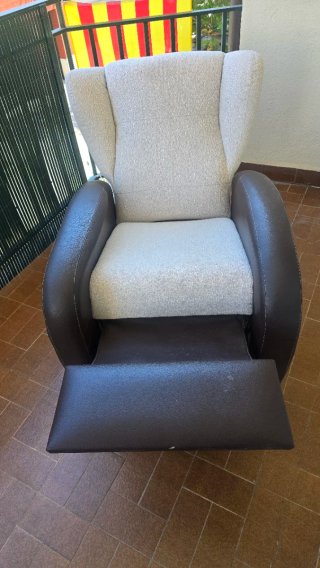 Sillón ovejero reclinable beige y marrón.