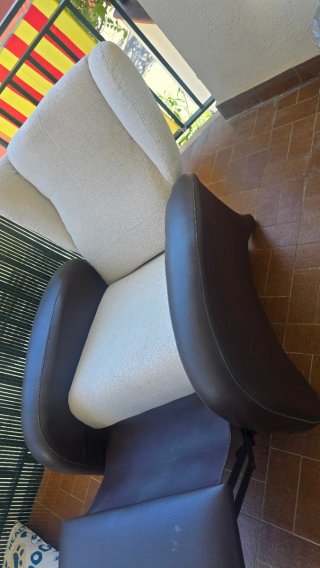 Sillón ovejero reclinable beige y marrón.