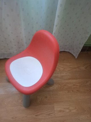 Silla infantil roja y blanca