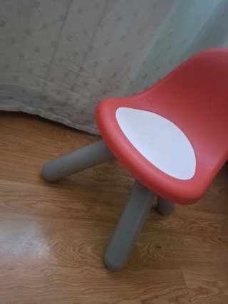 Silla infantil roja y blanca