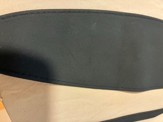 Cinturón tipo fajín negro.